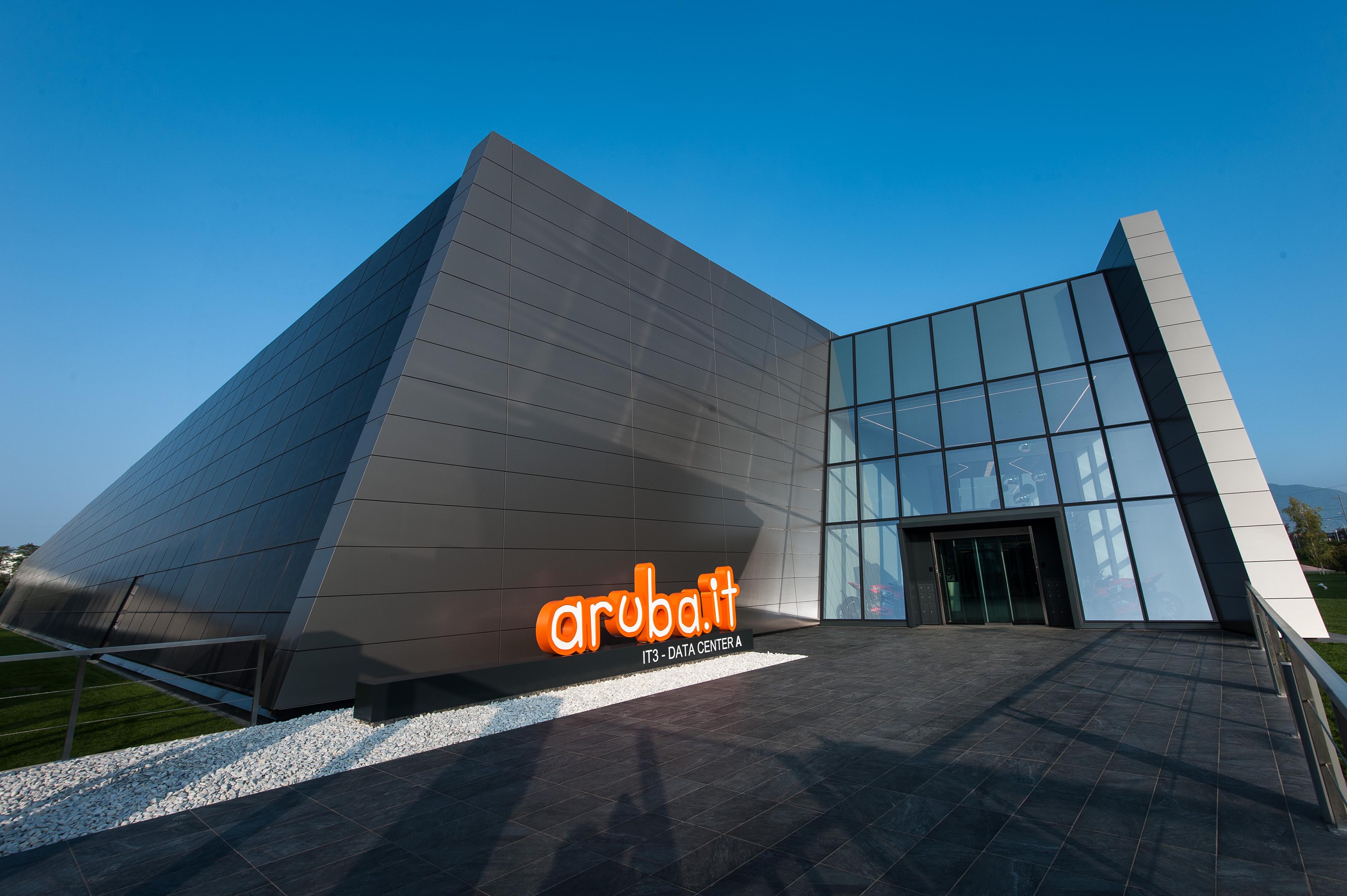 aruba cloud servizi sostenibilità facciata logo