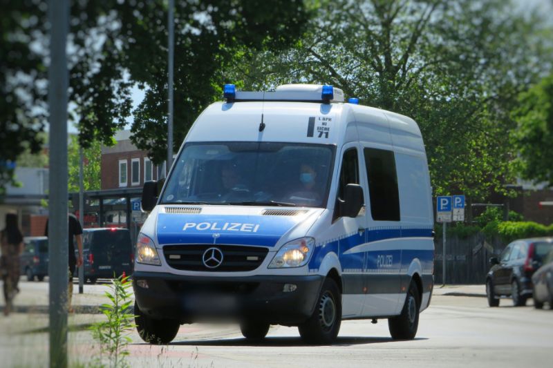 lite reati connessi due bambine uomo nudo maturità accoltellatore oggetti pericolosi tre anni sandra quarta polizia 17enne Isis dodici volte