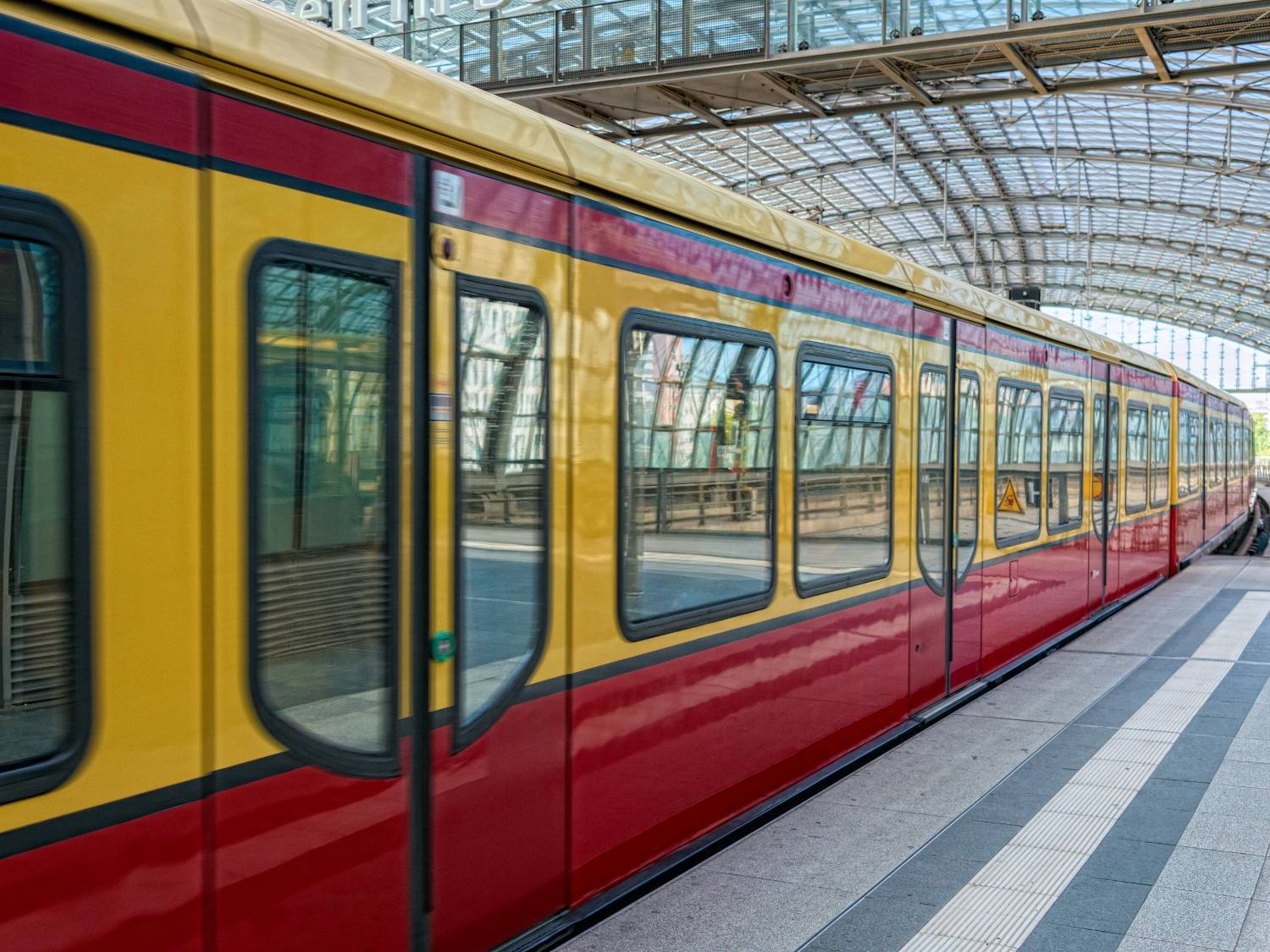 linee s-bahn interrotte banchina sciopero macchinisti S-Bahn per il BER biglietto sociale sedia a rotelle incastrata