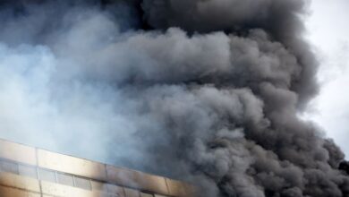 fumo, edificio in fiamme