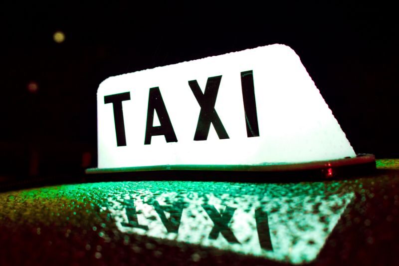 ruba il taxi al tassista