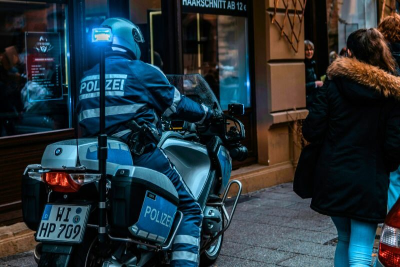 ciclista stupratore scambio daniela klette sbagliato casa dello studente polizia